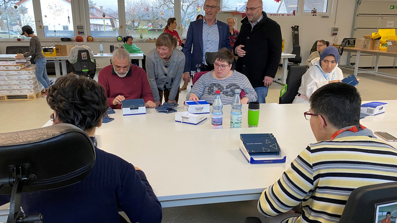 Caritas-Prokurist Franz Josef Bell erläuterte Staatssekretärin Nicols Steingaß und dem Leiter des Verbindungsbüros, Thomas Weimer, den Stand der Wiederaufbauarbeiten. 