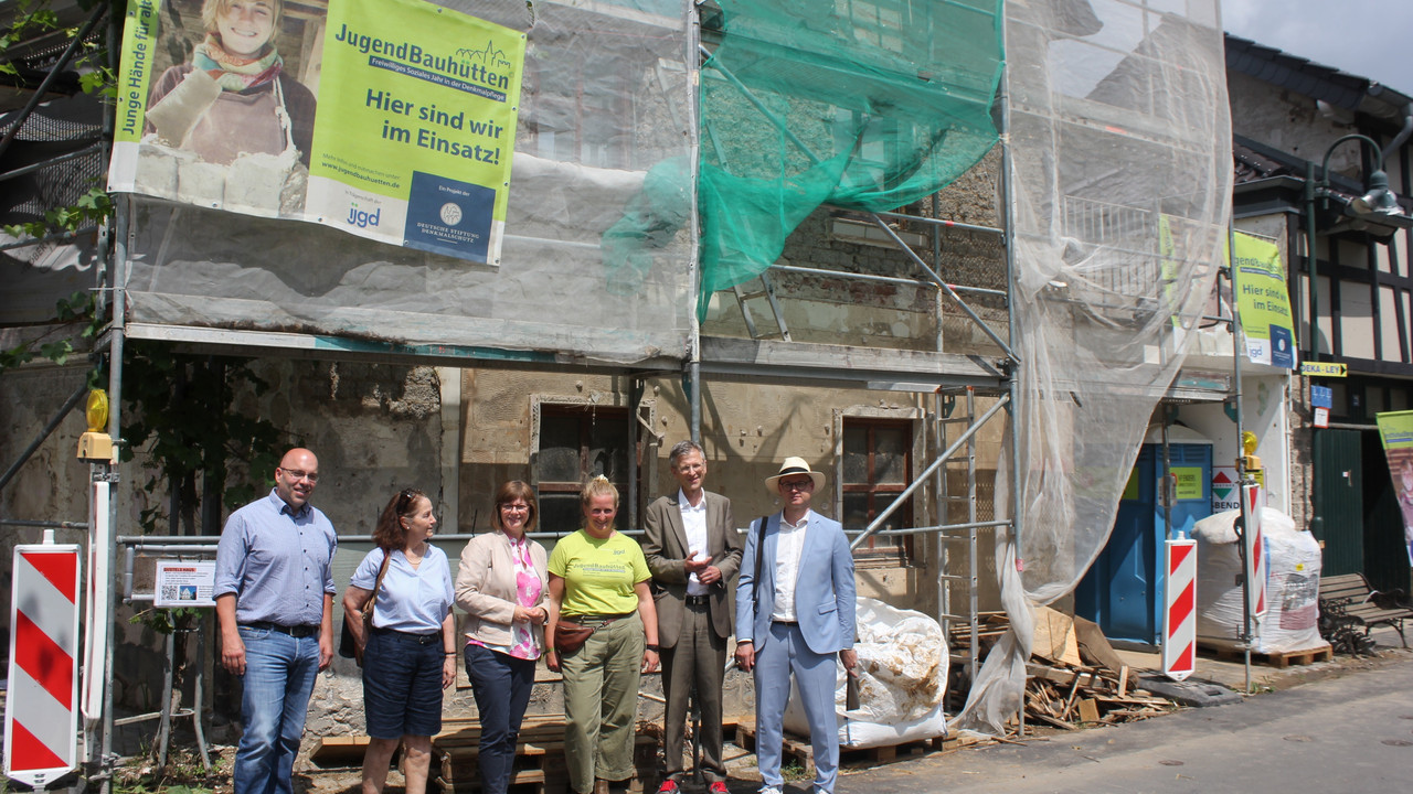 Gemeinsam mit Vertretern der Stiftung Denkmalpflege, der Generaldirektion Kulturelles Erbe (GDKE) und dem Verbindungsbüro besichtigte die Wiederaufbaubeauftragte Nicole Steingaß die ehemalige Synagoge in Dernau.