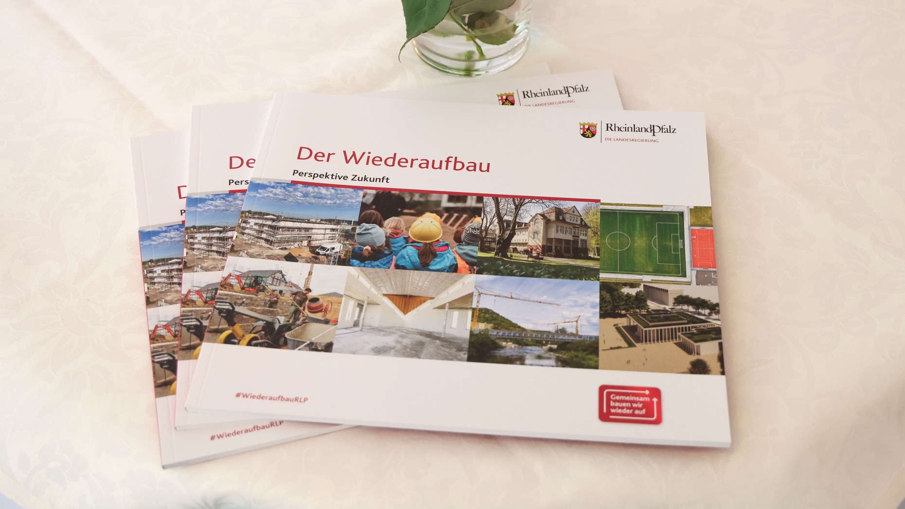 Drei Broschüren auf einem Tisch