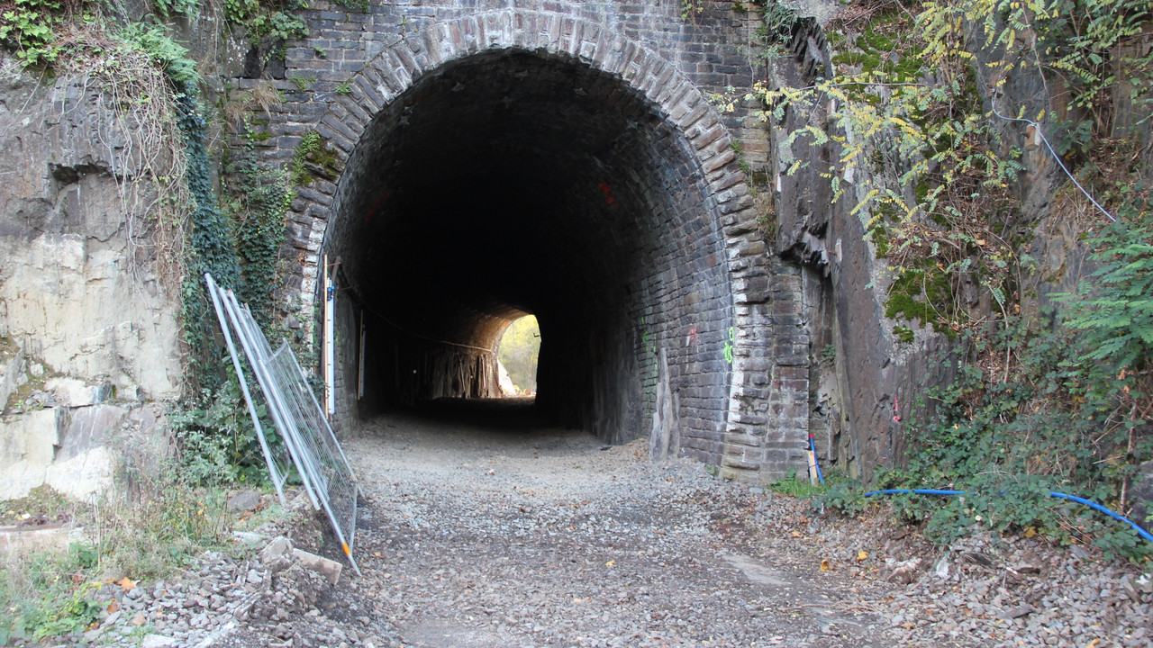 Tunnel Altenahr: Der Tunnel hinter dem Viadukt braucht einen größeren Durchmesser. 