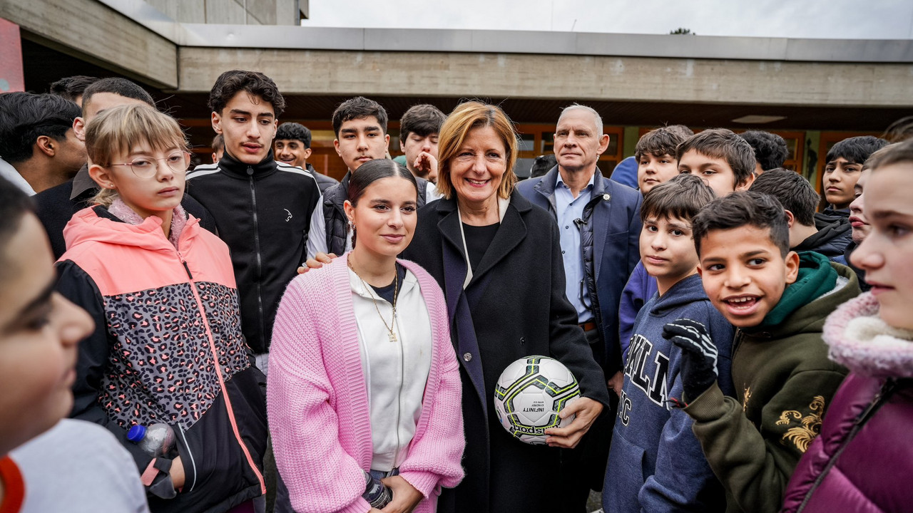 Ministerpräsidentin Malu Dreyer mit Schülerinnen und Schülern der Erich Kästner-Realschule plus in Bad Neuenahr-Ahrweiler.