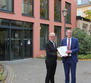 Förderbescheide über 6,5 Millionen Euro: Bürgermeister Guido Orthen und Innenminister Michael Ebling.