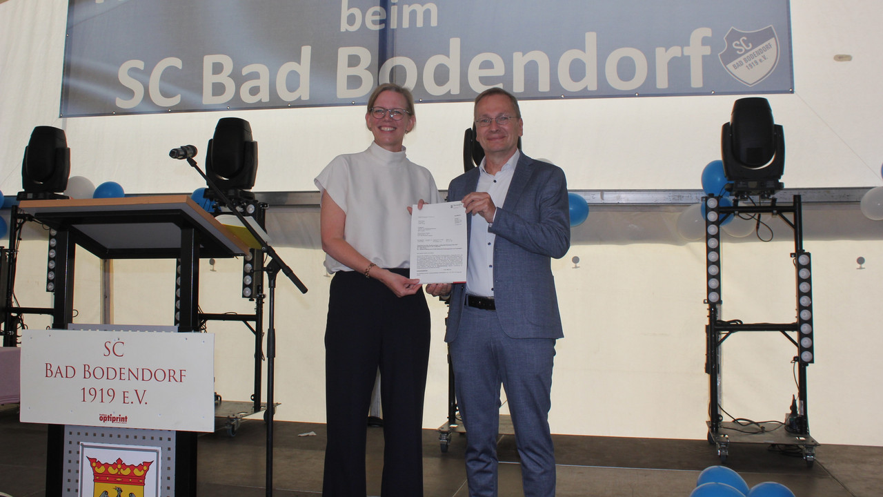 Staatssekretärin Simone Schneider mit dem Sinziger Bürgermeister Andreas Geron bei der Bescheidübergabe. 