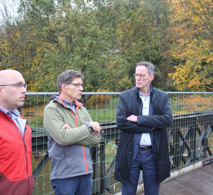 Peter Richrath (Mitte) im Gespräch mit Innenminister Michael Ebling und dem Leiter des Verbindungsbüros Wiederaufbau im Ahrtal, Thomas Weimer (links). 