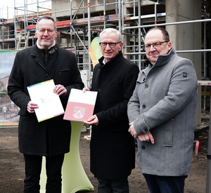 Innenminister Michael Ebling (l.) mit dem Bürgermeister von Bad Neuenahr-Ahrweiler, Guido Orthen (M.) und dem Geschäftsführer der Aufbau- und Entwicklungsgesellschaft Bad Neuenahr-Ahrweiler, Herbert Wiemer (r.).