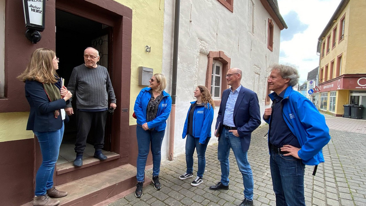 Hausbesuch von ISB und Diakonie-Fluthilfe in Ehrang: Mirjam Erbes (links) im Gespräch mit Hans-Peter Behr. Mihaela Milanowa, Andrea Martini, Folker Graz und Carsten Stumpenhorst lauschen interessiert.