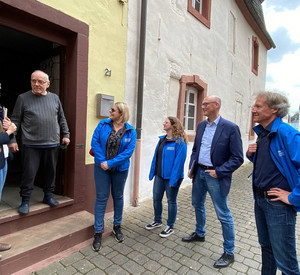 Hausbesuch von ISB und Diakonie-Fluthilfe in Ehrang: Mirjam Erbes (links) im Gespräch mit Hans-Peter Behr. Mihaela Milanowa, Andrea Martini, Folker Graz und Carsten Stumpenhorst lauschen interessiert.