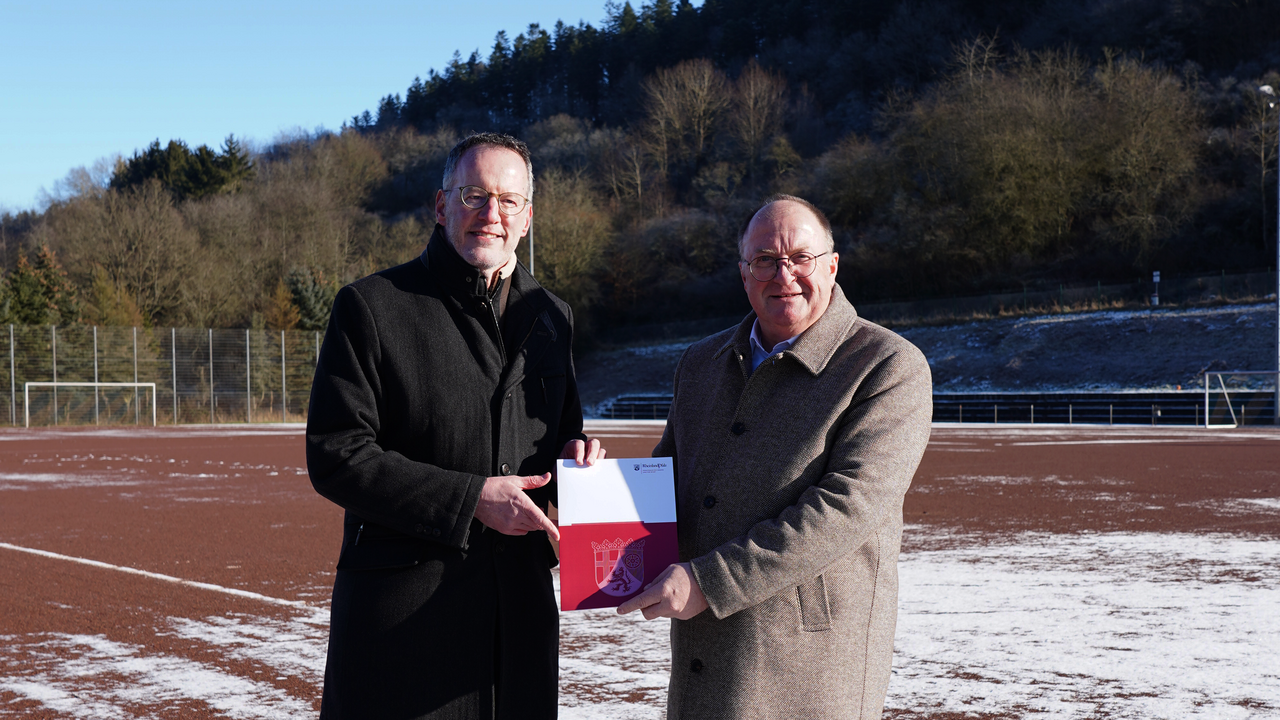 Innenminister Michael Ebling bei der Bescheidübergabe an den Bürgermeister der Verbandsgemeinde Adenau (Landkreis Ahrweiler), Guido Nisius.