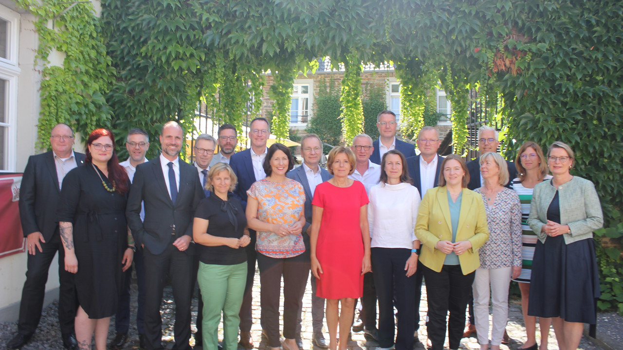 Der rheinland-pfälzische Ministerrat bei der gemeinsamen Kabinettssitzung mit Landrätin Cornelia Weigand und den hauptamtlichen Bürgermeistern Achim Juchem, Andreas Geron, Dominik Gieler, Guido Nisius und Guido Orthen in Bad Neuenahr-Ahrweiler.