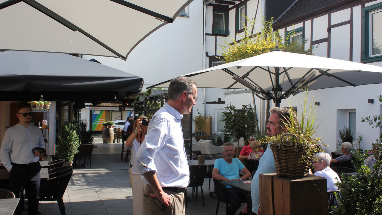 Zum Abschluss informierte sich Michael Ebling bei einem Rundgang durch die Ahrweiler Altstadt über den dortigen Stand des Wiederaufbaus. „Schön, dass es wieder so viele Geschäfte gibt“, freute sich der Innenminister angesichts der zahlreichen Neueröffnungen, die es in den vergangenen Wochen in Ahrweiler gegeben hat.  Auch in Ahrweiler betonte Ebling bei seinen Gesprächen, „dass die Aufmerksamkeit für das Ahrtal nicht nachlässt. Die Landesregierung bleibt ganz dicht dran an den von der Flutkatastrophe heimgesuchten Menschen.“ Man werde weiter aufs Tempo drücken.  