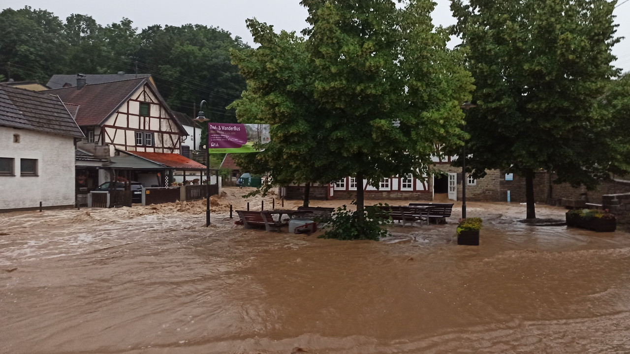 Der Platz vor dem Dorfgemeinschaftshaus während der Flut …