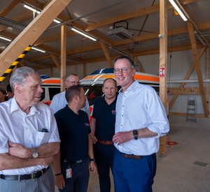 DRK-Kreisverbandspräsident Achim Haag (l.) und Innenminister Michael Ebling (r.) in der als Übergangslösung errichteten Interimsrettungswache in Grafschaft.