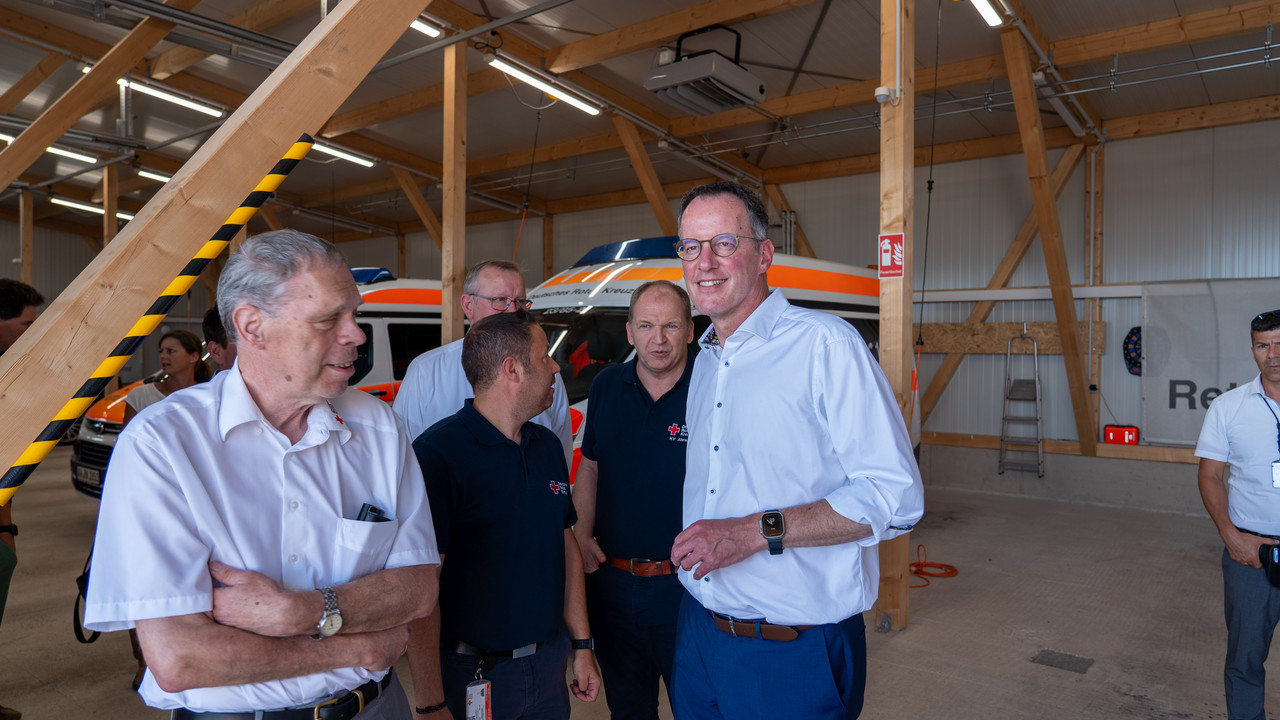 DRK-Kreisverbandspräsident Achim Haag (l.) und Innenminister Michael Ebling (r.) in der als Übergangslösung errichteten Interimsrettungswache in Grafschaft.