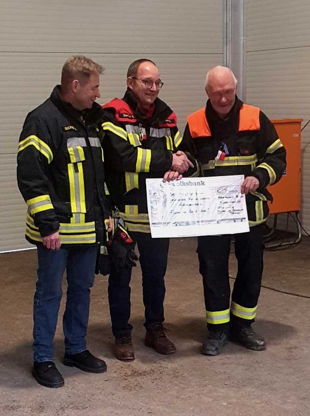 Klaus Sieber von der Feuerwehr Haßloch/Pfalz schrieb: „Nachdem wir in Kreuzberg eingesetzt waren, hat sich der Kontakt zur Feuerwehr vor Ort erhalten. Kurz vor Weihnachten 2021 konnten wir einen Spendenscheck von 4.000 Euro und Küchengeräte an die Feuerwehr Kreuzberg übergeben.“